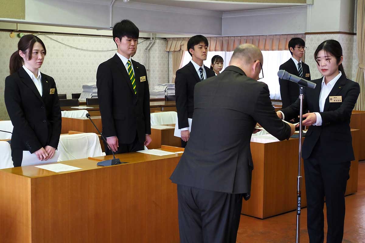 釜石市役所議場で行われた新規採用者の辞令交付式