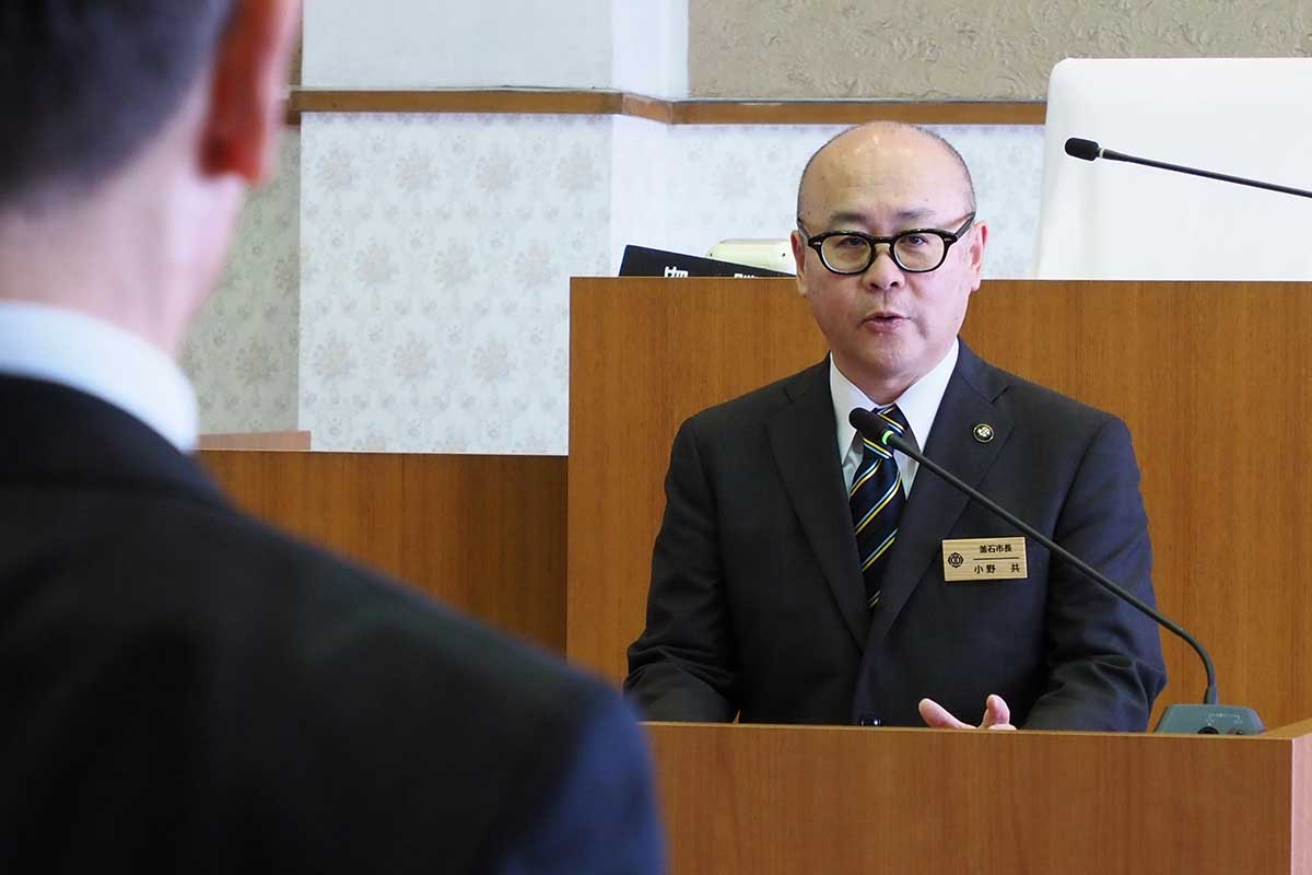 行財政の改革に向けた考えを表明する小野共市長