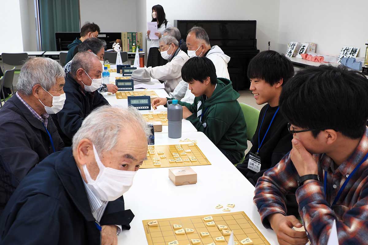 世代を超え勝負！盤上での交流を楽しむ将棋大会の参加者