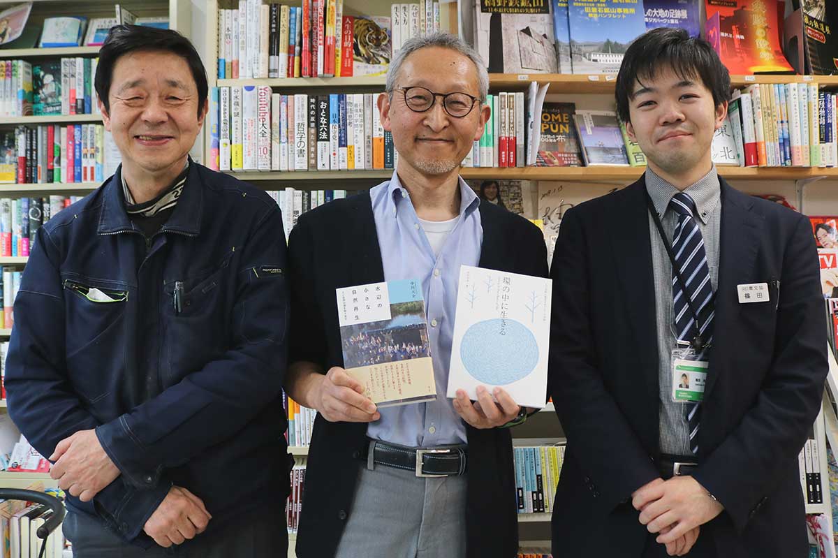 自著を手に笑顔を見せる中川さん。書店の桑畑眞一社長（左）、出版元・農文協の篠田将汰さん（右）と