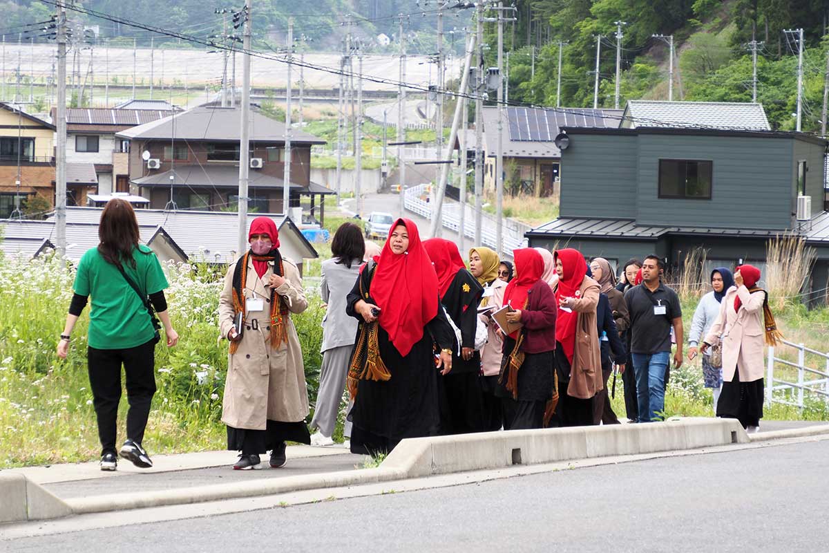 東日本大震災時に子どもたちが避難した経路を歩くインドネシア・アチェ市の教員ら