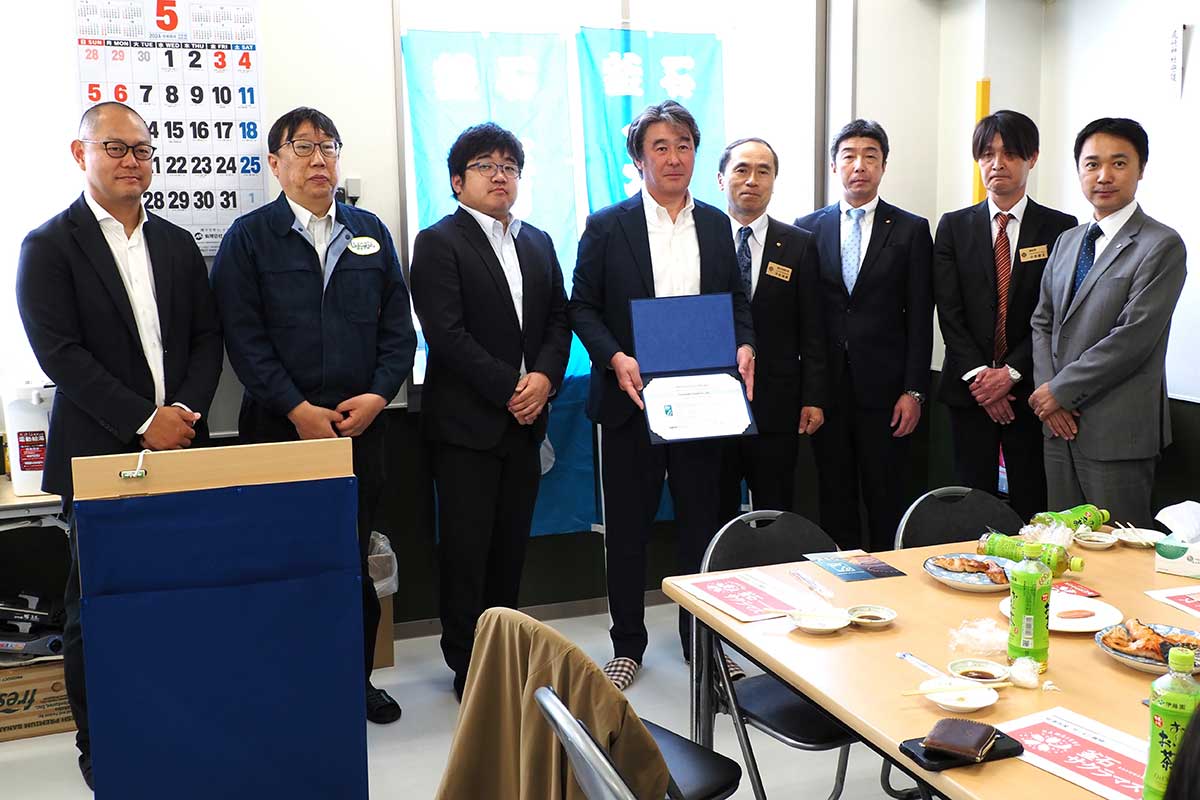 認証書を手にする泉澤代表取締役（左から4人目）ら