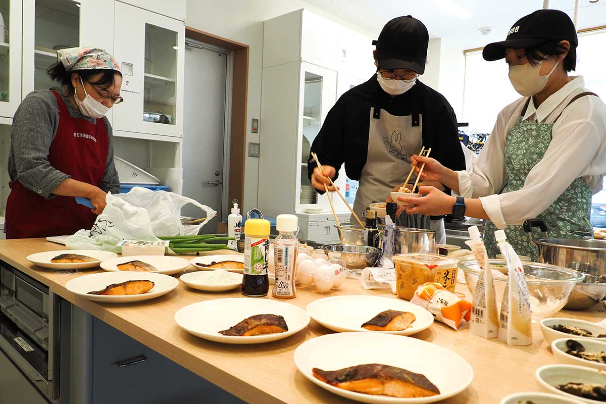サクラマスを使った料理作りに取り組む岩手大釜石キャンパスの学生ら