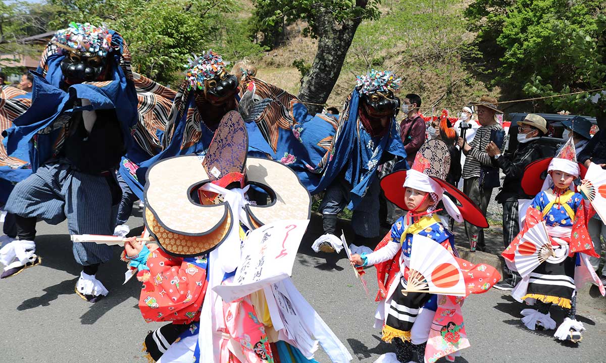 伝統の舞を披露する荒川熊野権現御神楽。子どもたちも練習の成果を発揮