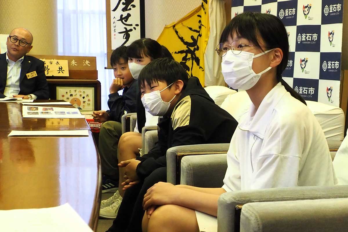 台湾から戻った児童が小野共市長を訪ねて活動を報告した