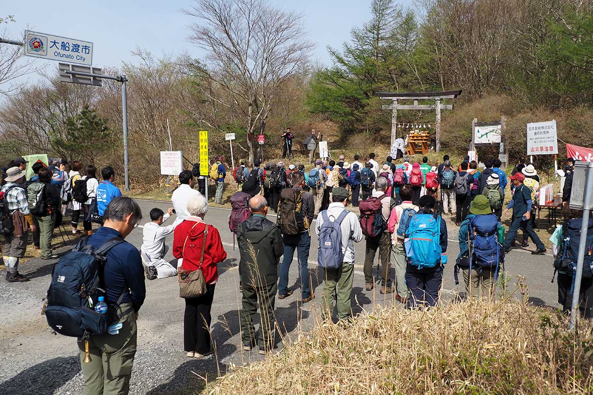 多くの登山者が待つ赤坂峠登山口で安全祈願祭が行われた
