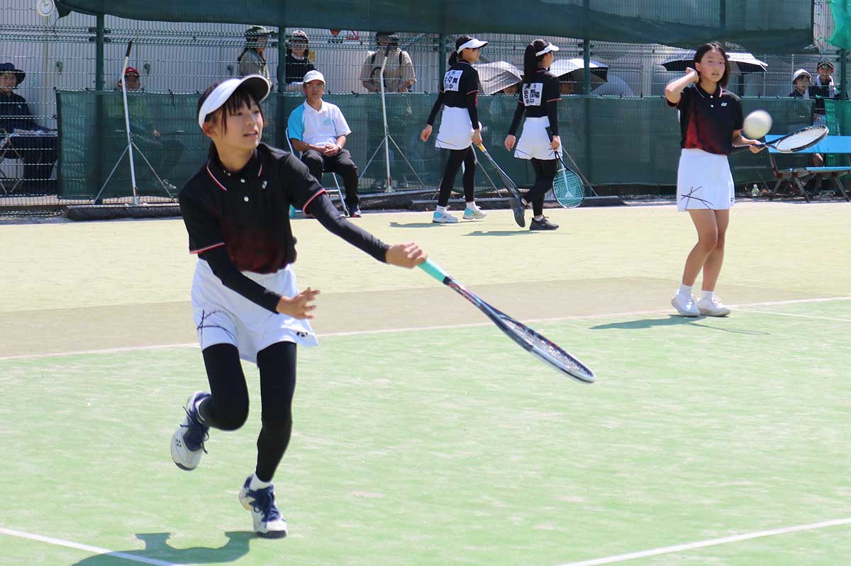 ソフトテニス女子の団体戦。釜石中と対戦する甲子中