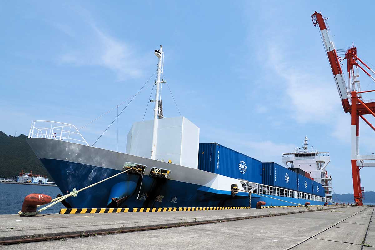 釜石港に新たな国際定期航路が開設され、初入港したコンテナ船
