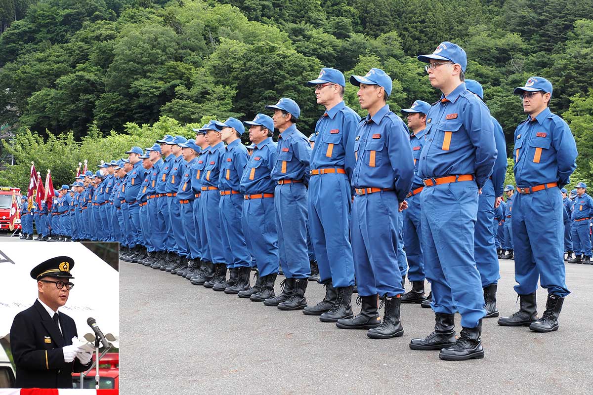 統監の小野共市長の訓示（左下写真）に聞き入る団員ら