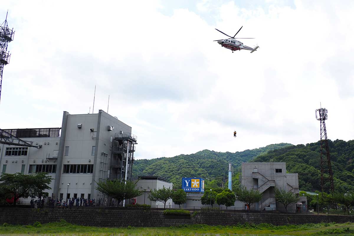 岩手県防災ヘリとの連携を確認する救助救出訓練