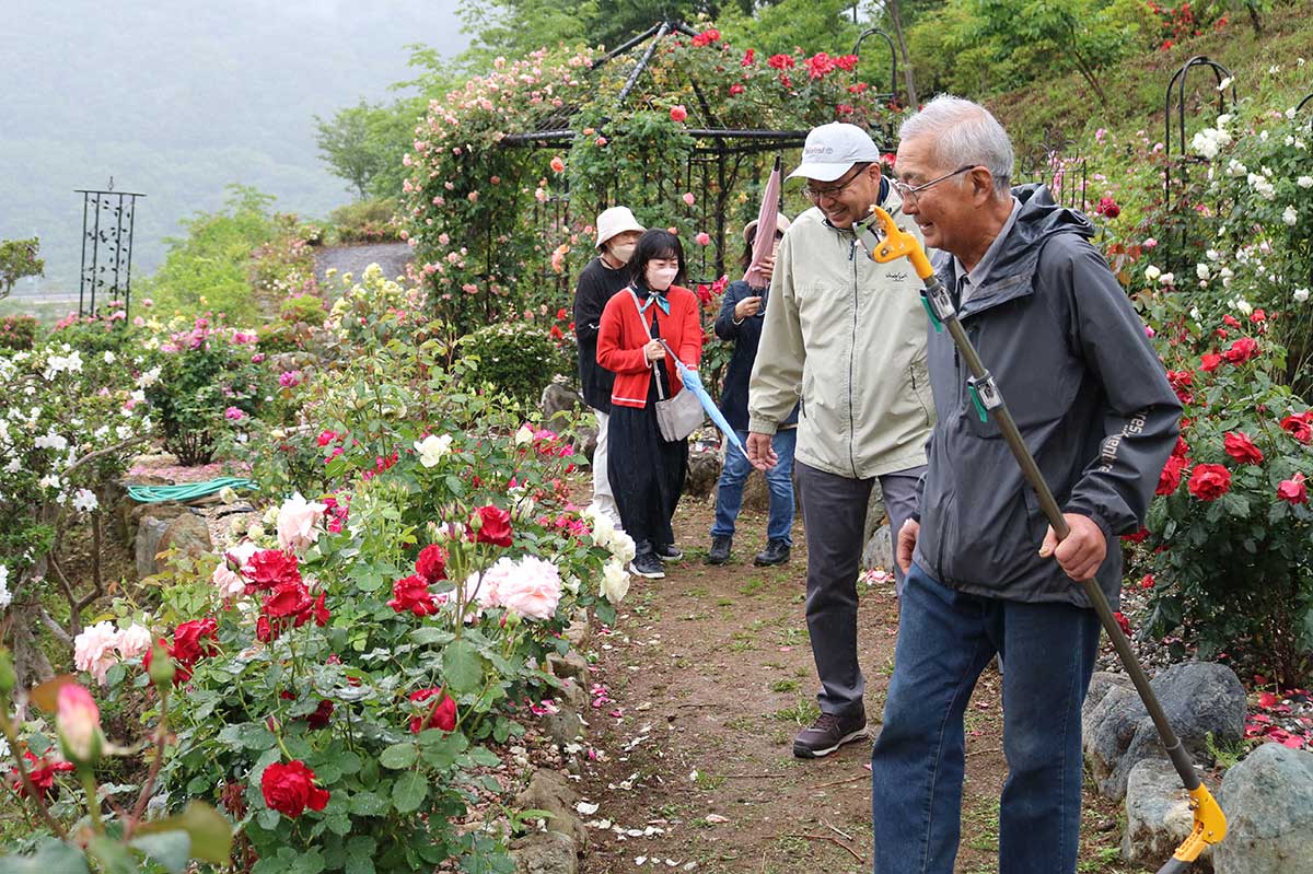 バラの開花に合わせ一般公開されている「陽子の庭」＝甲子町洞泉