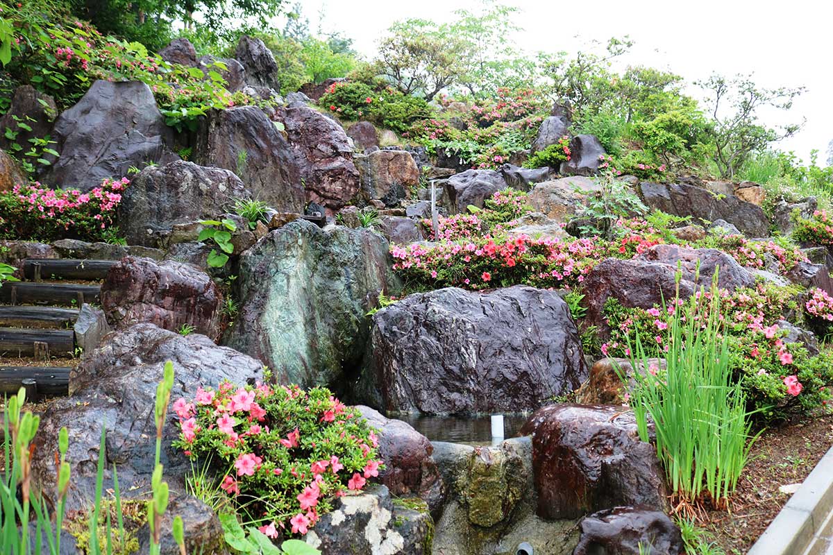 被災者から提供された庭石を組んだ「ロックガーデン」。雨に濡れた石が味わい深い光景を見せる