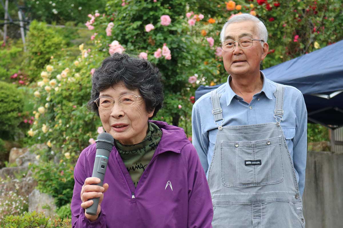 毎年庭を公開している菊池秀明さん（右）、陽子さん夫妻。2人の愛情を受けて育つ花々が来園者を出迎える