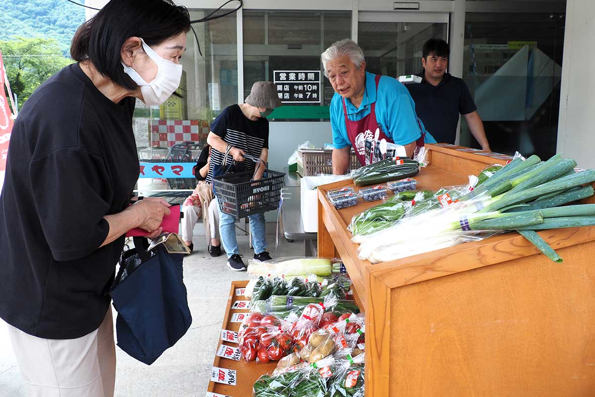 釜石市の事業者が連携して始めた移動販売で買い物をする利用客ら＝6月28日、上平田ニュータウン