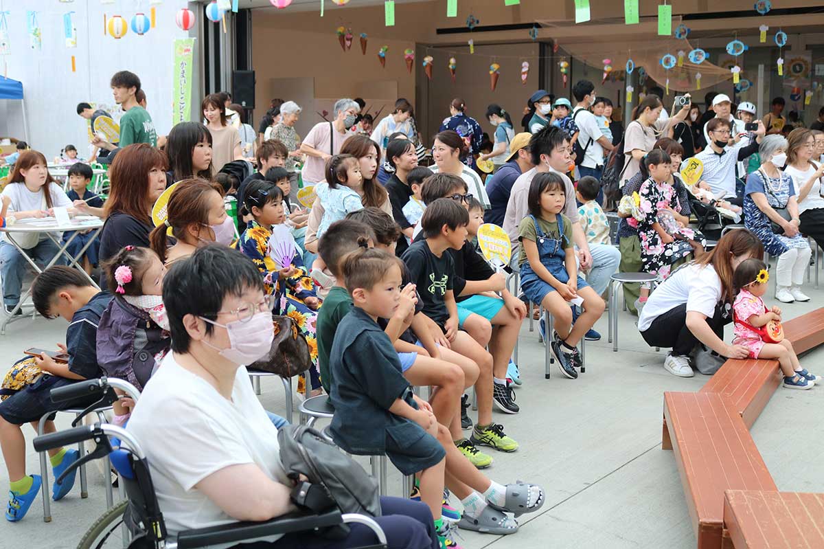 開始から多くの来場者でにぎわう会場＝TETTO前広場