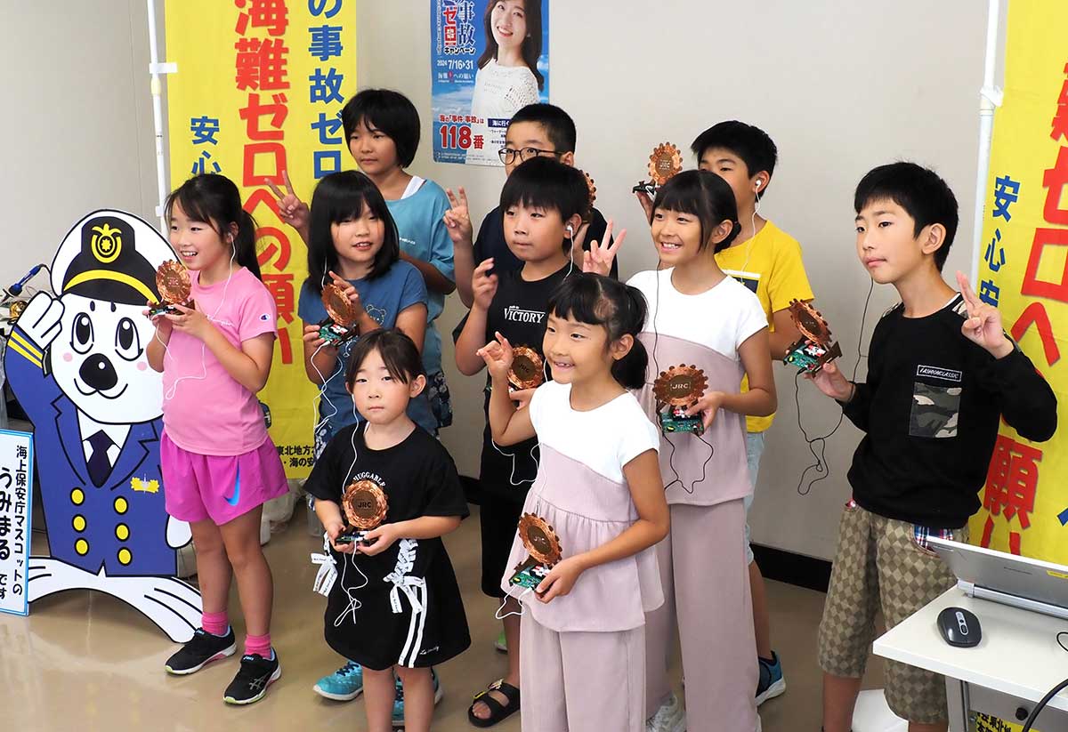 釜石海上保安部が開催した工作教室で、手製のラジオを手に笑顔を見せる子どもたち