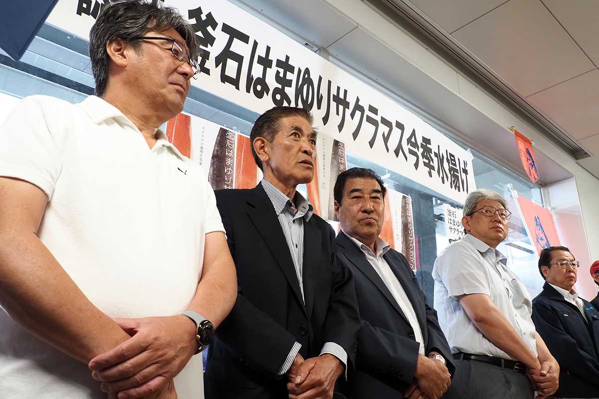養殖事業へ期待を高める泉澤代表取締役（左）ら漁業関係者