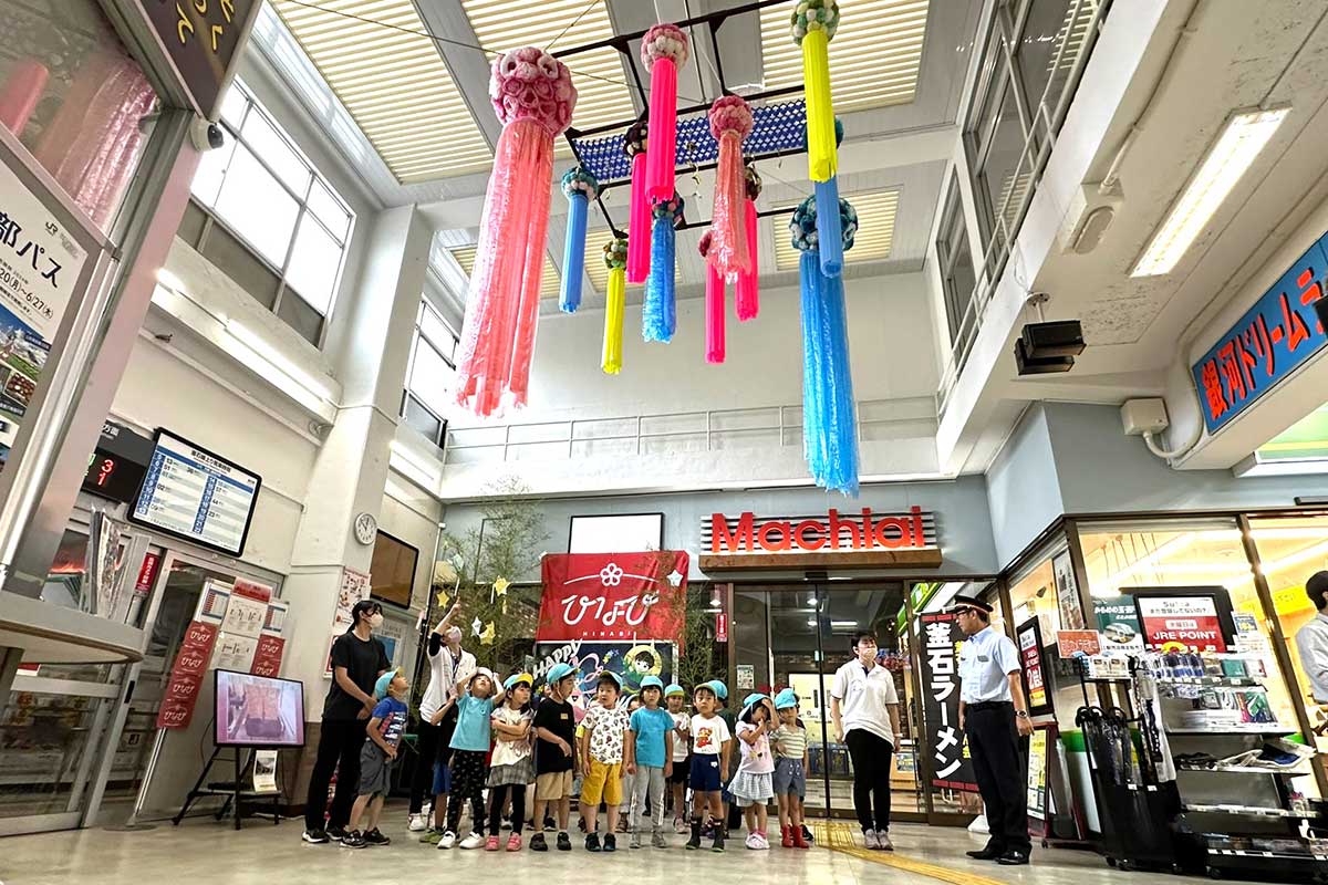 夏の装いでお迎え。ササ飾りや吹き流しで彩られるJR釜石駅構内