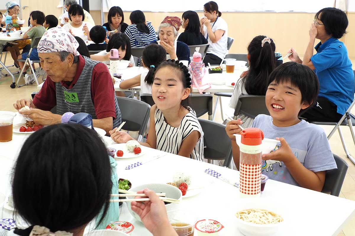 初開催の「うのたみ食堂」で食事を楽しむ参加者