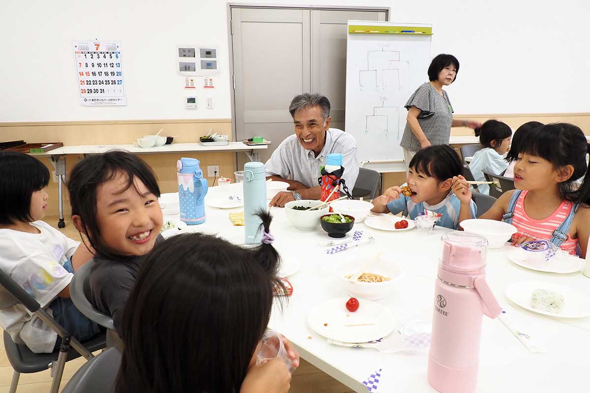 子どもたちの笑顔に小澤修会長も頬を緩ませる