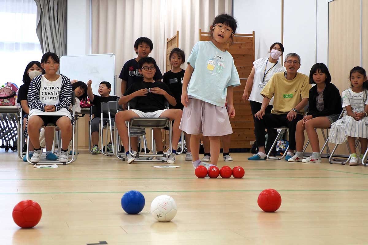 ボッチャに挑戦する子どもたち。「あれれー」