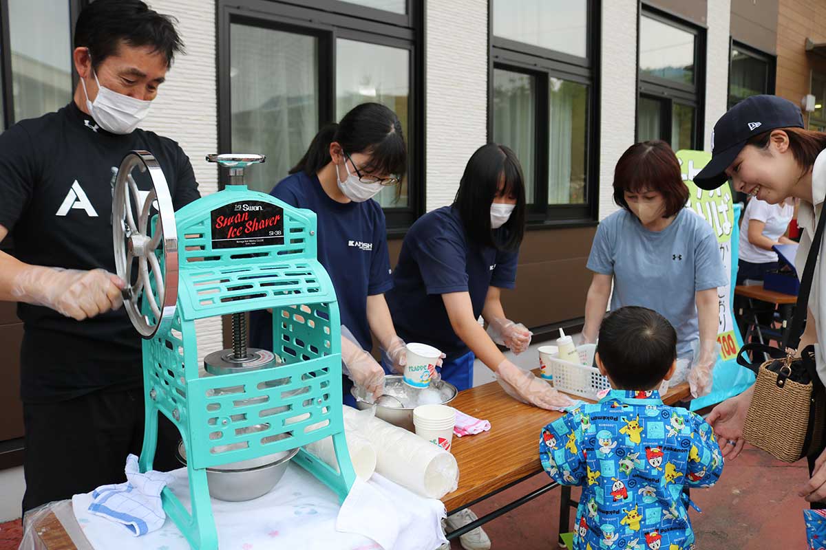 上中島児童館の中学生らはかき氷などを販売した
