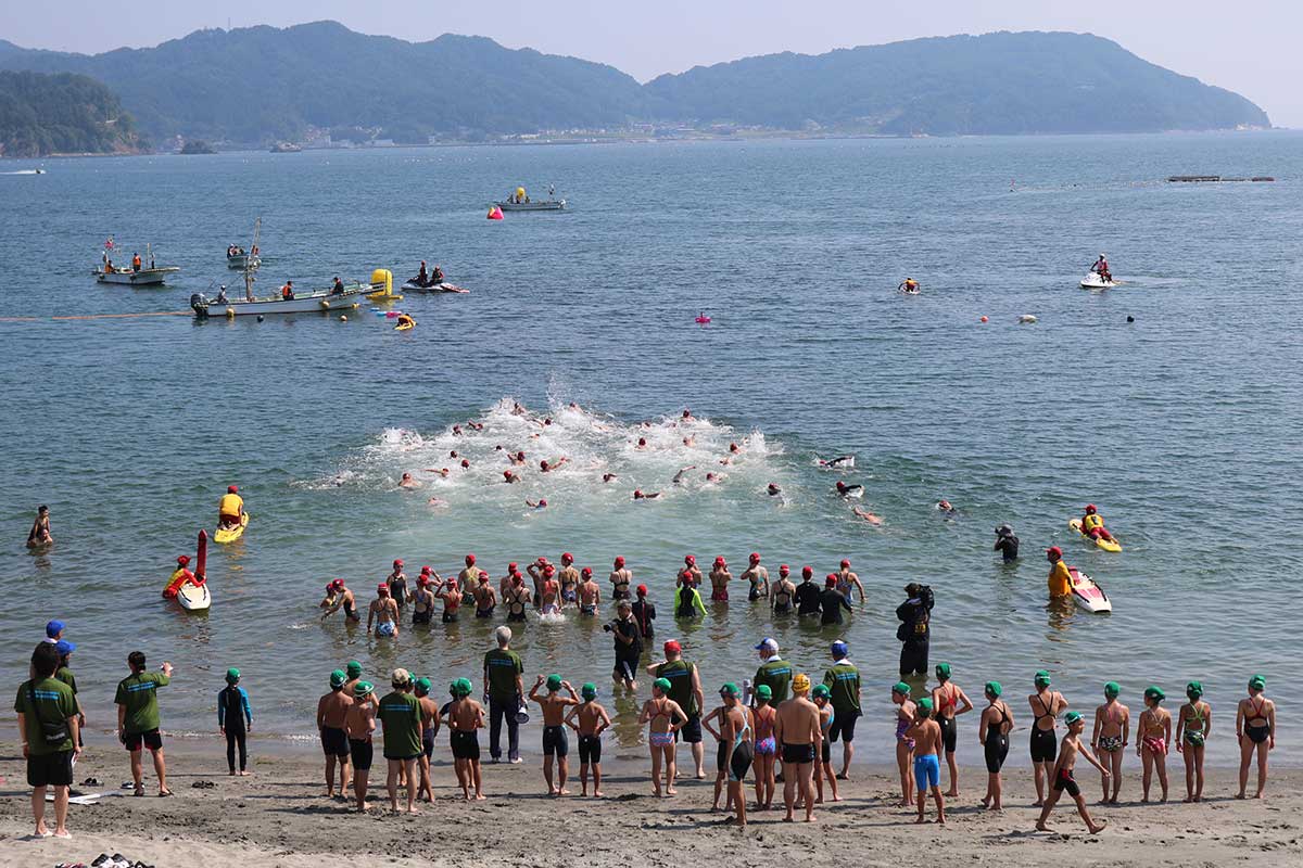 競技は1キロの部からスタート。この日の根浜は午前8時時点で気温30度、水温25度