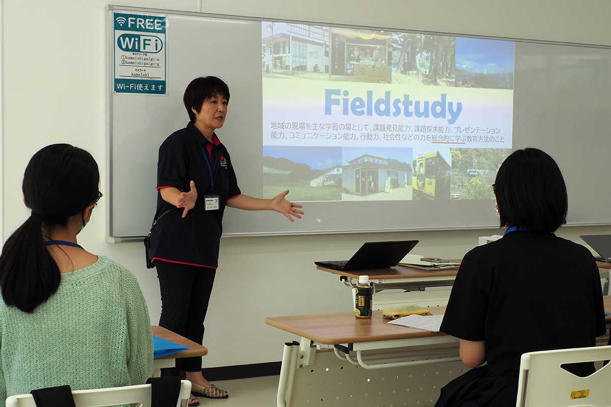 「まち全体が学びの場」と説明する松島理香子副校長