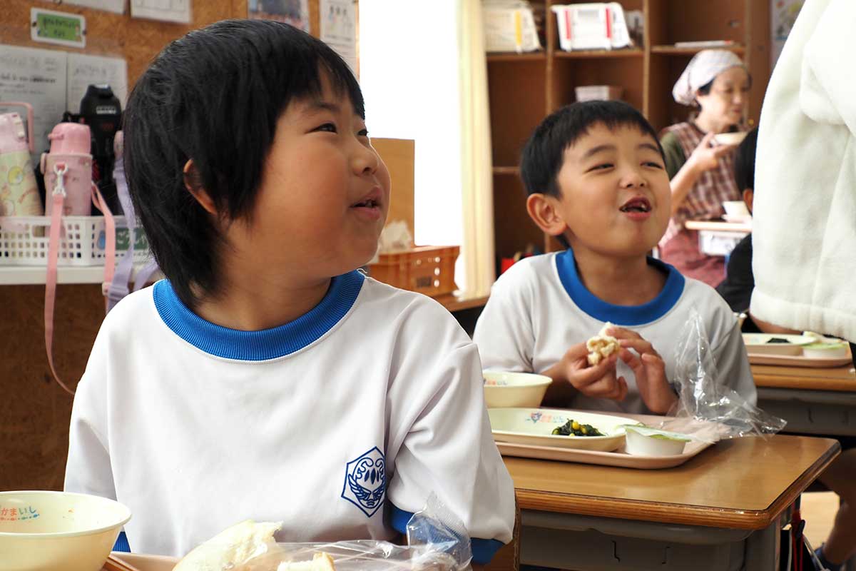 「おいしー。ありがとう」。児童は笑顔を添えて感謝も伝えた