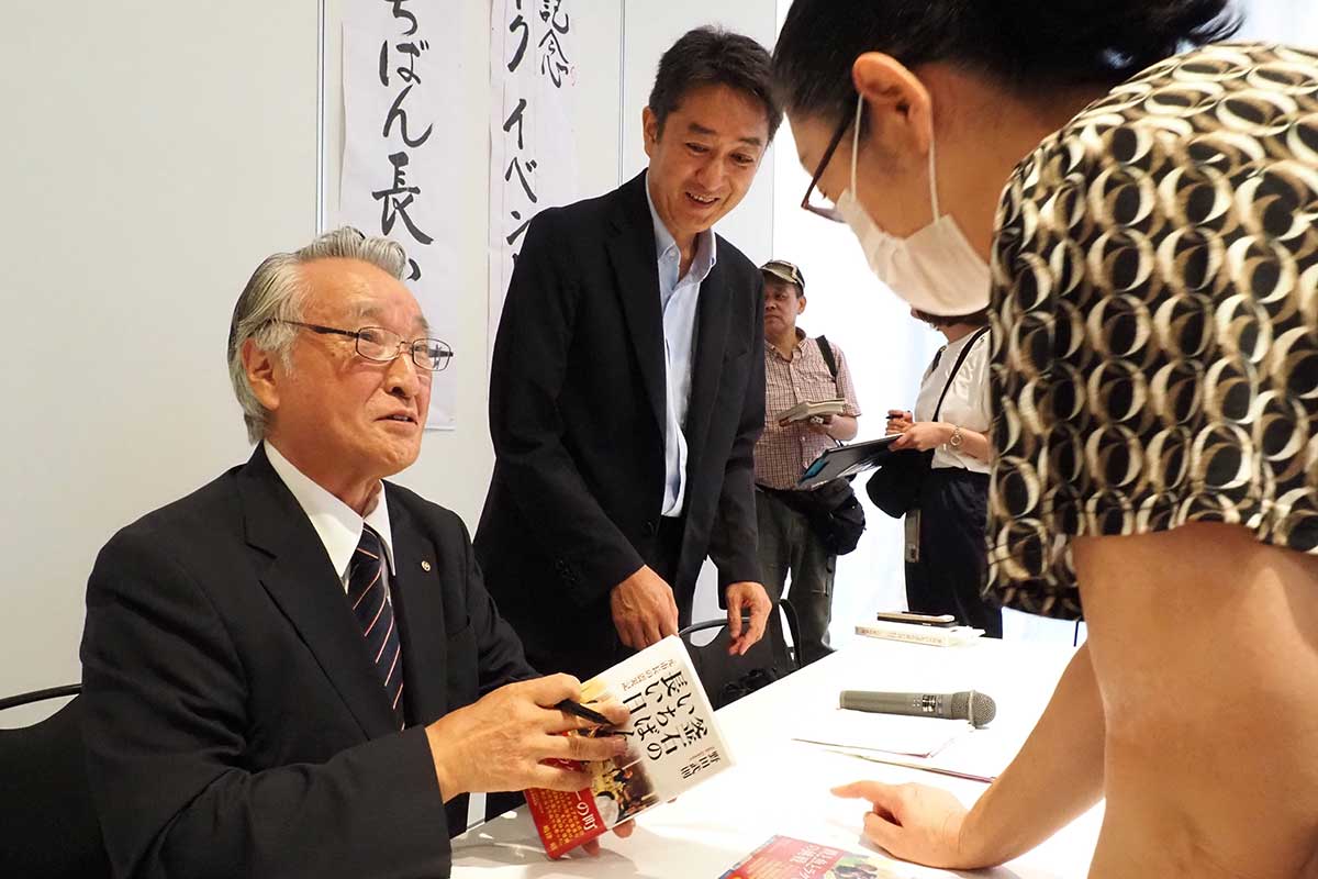 イベント後にはサイン会も。顔なじみも多く会話が弾んだ