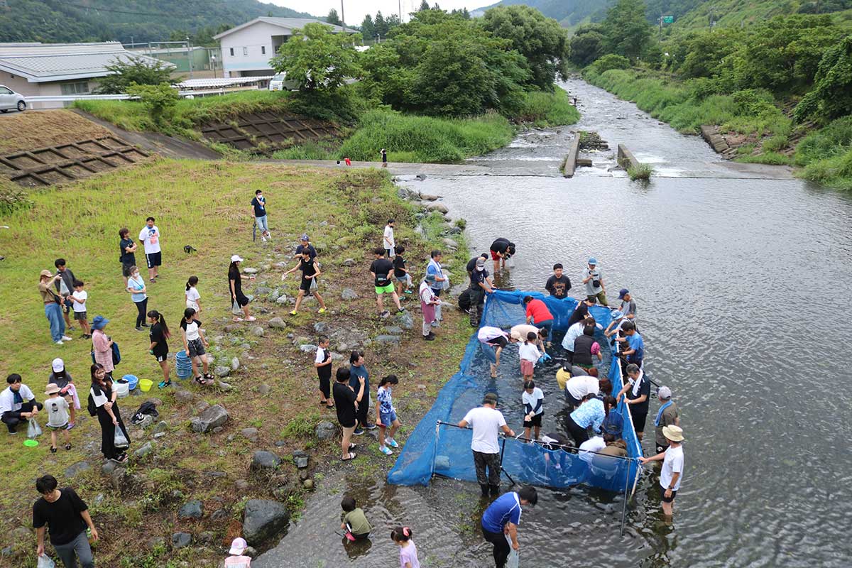 地域が誇る甲子川。周辺ではアユ釣りを楽しむ人もちらほら