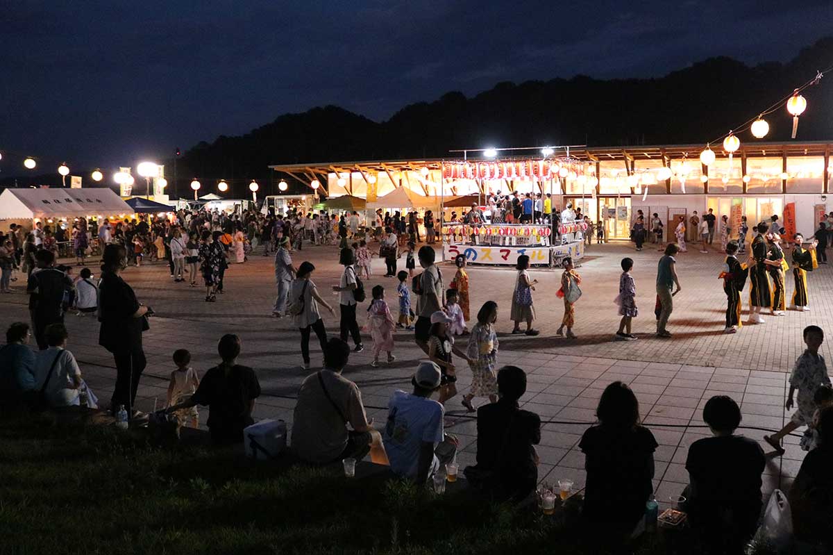 鵜住居商店会が開いた納涼盆踊り大会＝24日、うのすまい・トモス