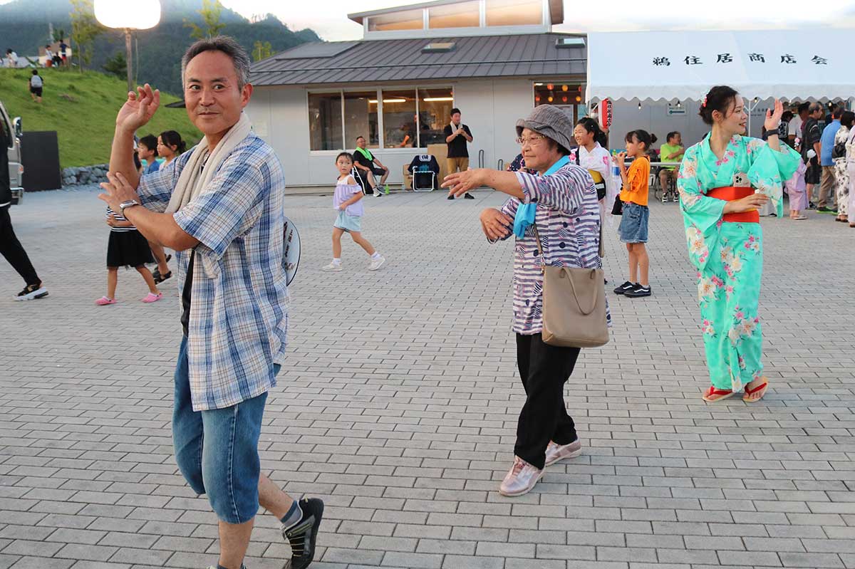 盆踊りを楽しむ来場者。各年代、男女が交ざって踊りの輪を作る