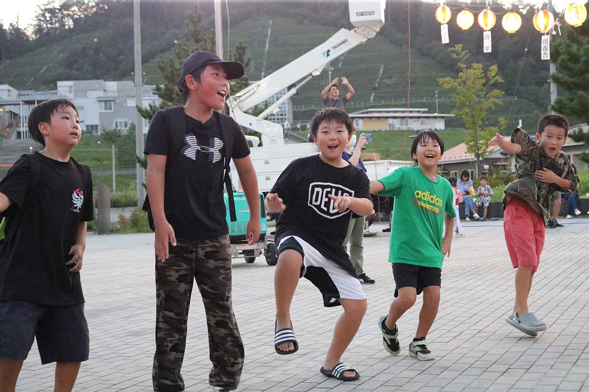 “ダンシング・ヒーロー”盆踊りは子どもたちにも大人気！自然と体が動く