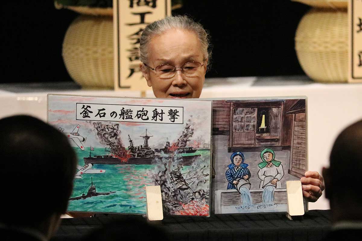 紙芝居「釜石の艦砲射撃」を朗読する浅沼和子さん（颯・2000メンバー）