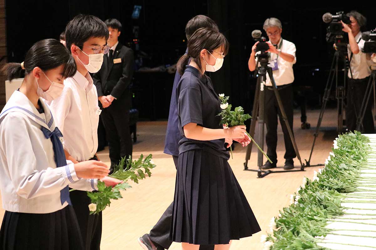 平和防災学習の相互交流で釜石を訪れている青森市の中学生らも式に出席。献花した