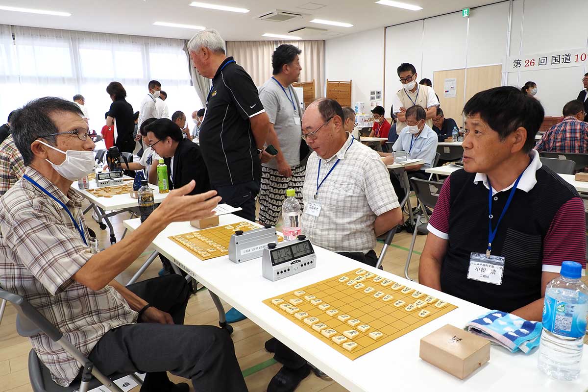 対局後に振り返りながら親睦を深める光景もあった