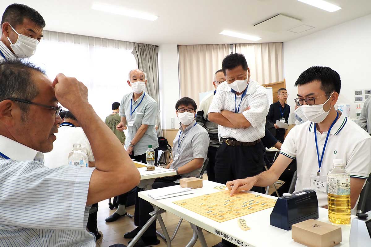 終局すると感想戦がスタート。遠野支部（右）は準優勝