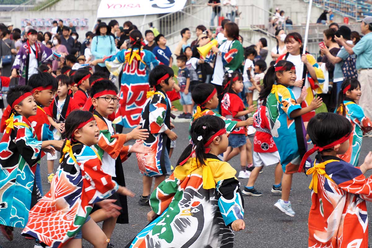 大漁旗をモチーフにしたはんてん姿で踊る子どもたち