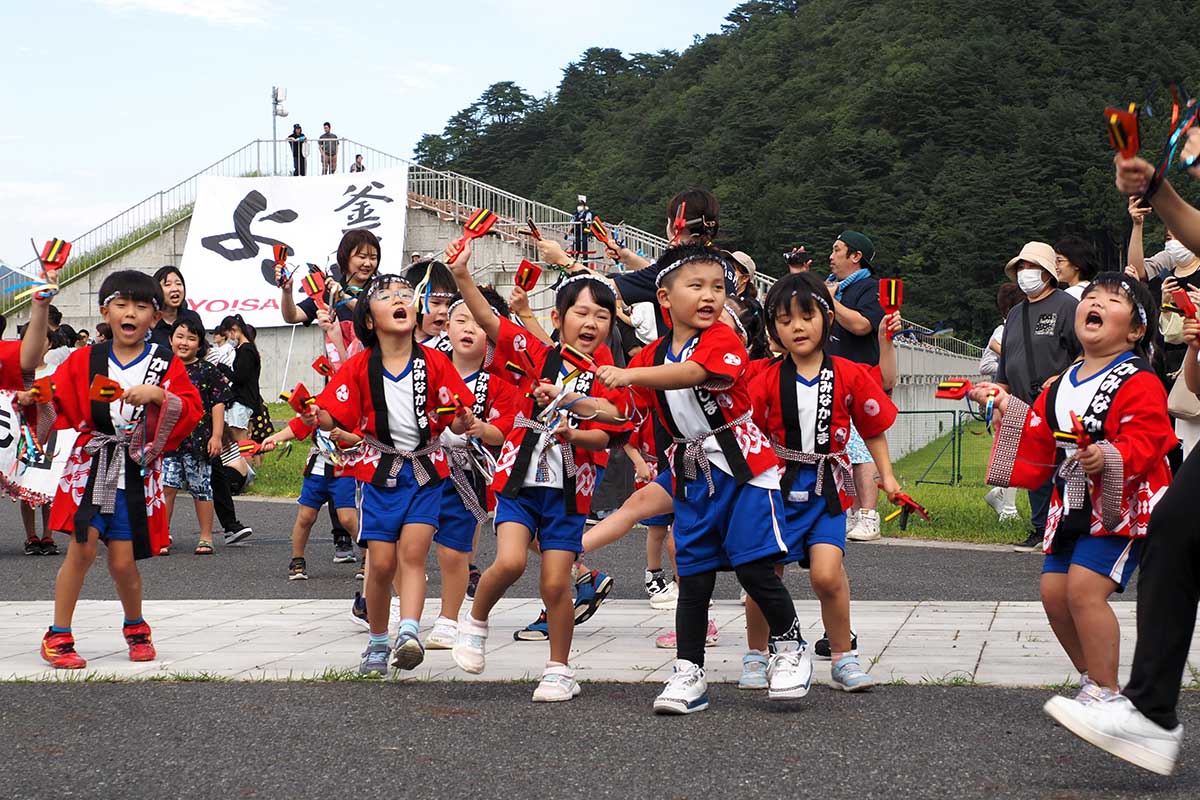 「よいさ!」。子どもたちは掛け声も元気いっぱい