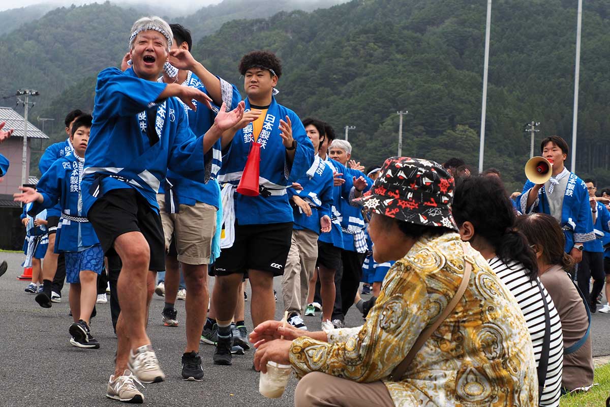 大人の踊り手たちも負けず躍動。「さ～さ、よいやっさ～!」