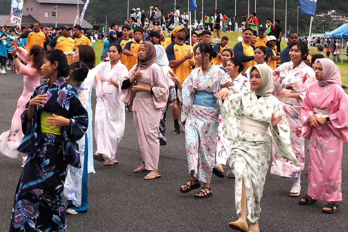 釜石市内で働く技能実習生らも楽しく踊る「ヨイサッ」