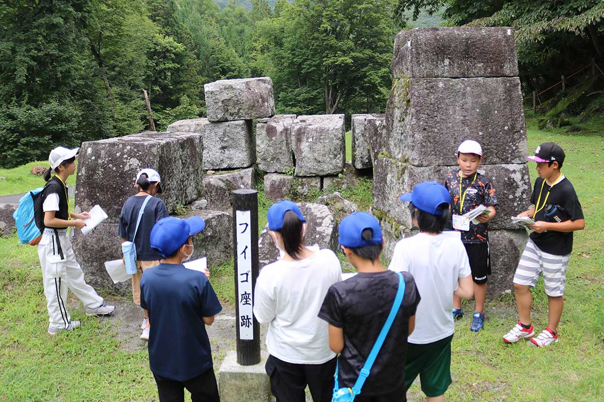 二番高炉の石組み。近くの山から切り出した花こう岩が使われている