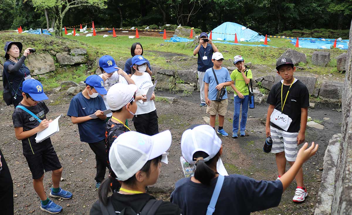 三番高炉の石組みに残るガスを逃がすための穴について説明。周辺では現在、発掘調査を実施中