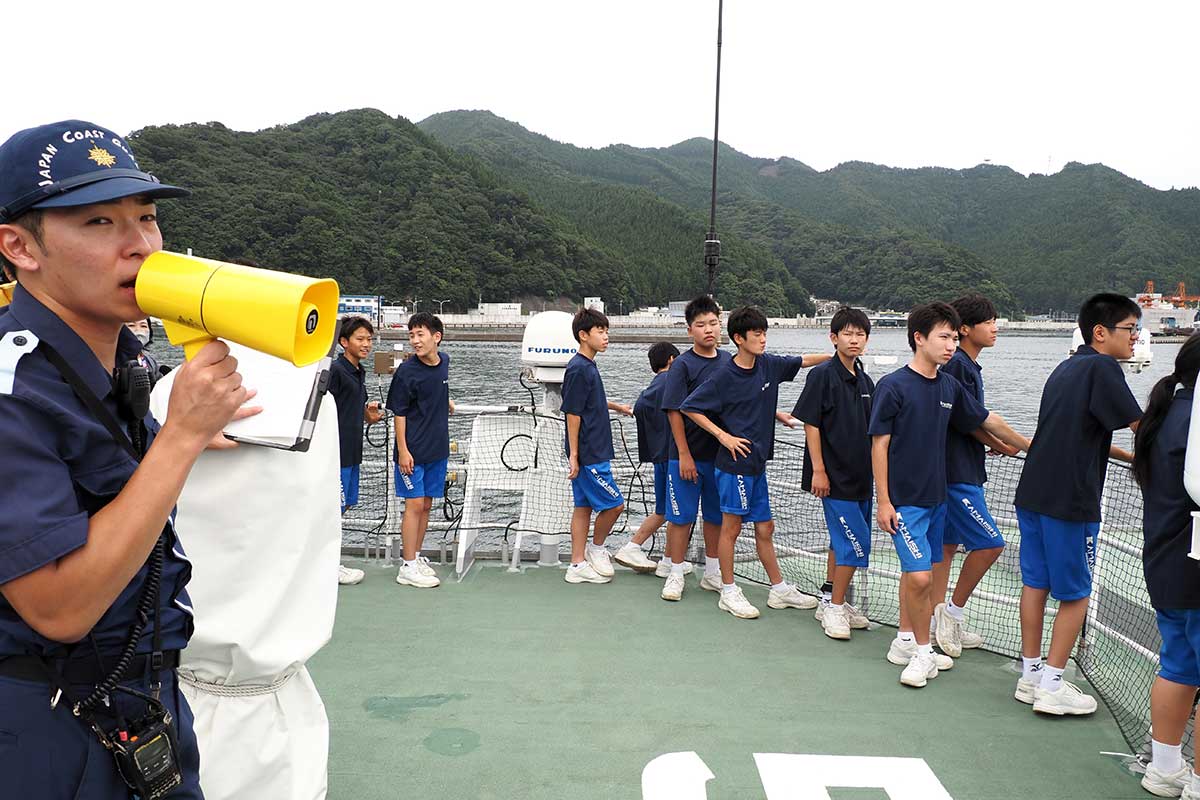 釜石海保職員の説明を聞きながら湾内を巡った