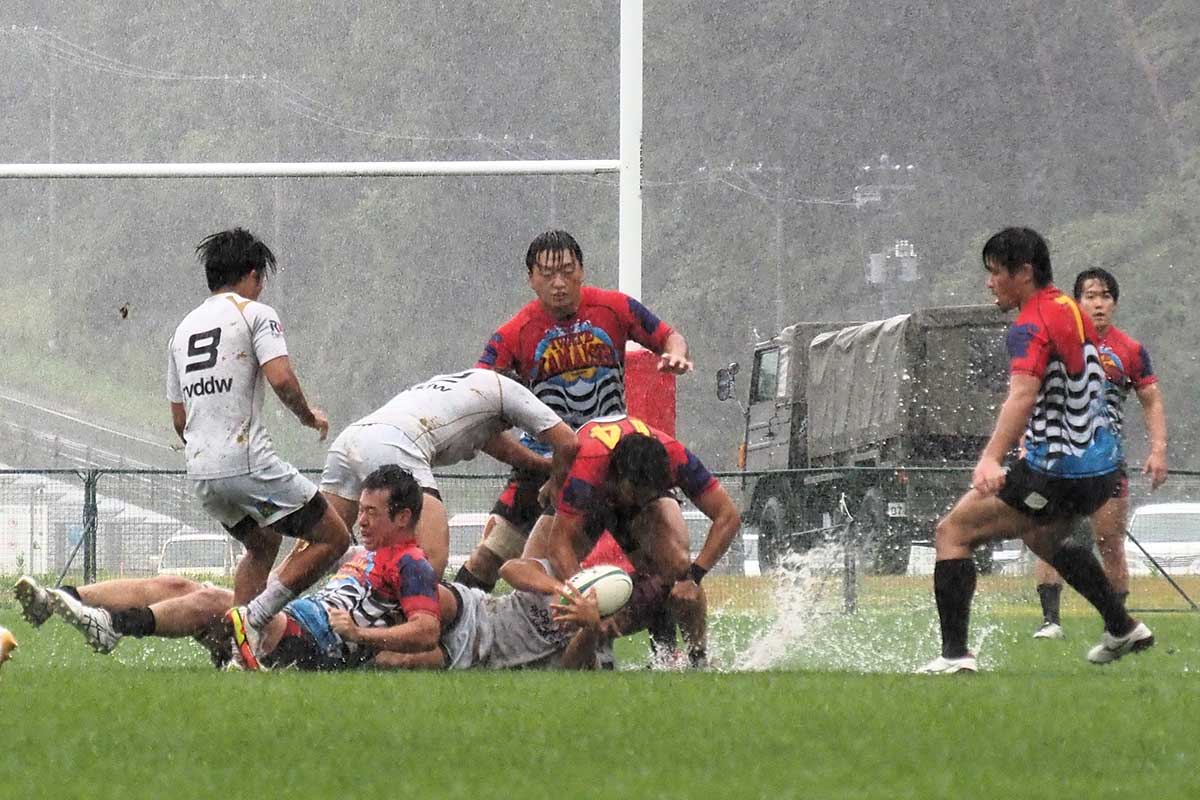 水しぶきを上げながら激しい戦いを繰り広げる両チーム