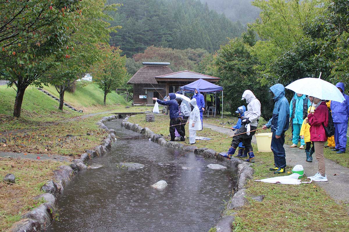 橋野どんぐり広場隣の親水公園。水車小屋から連なる小川にニジマスを放流