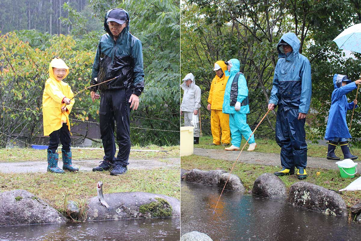 雨がっぱに長靴姿で釣りを楽しんだ＝22日午前