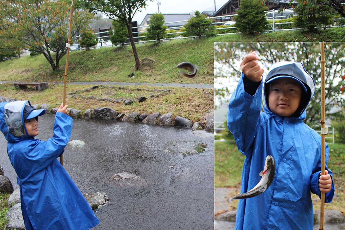 自分で釣り上げた魚に笑みがこぼれる