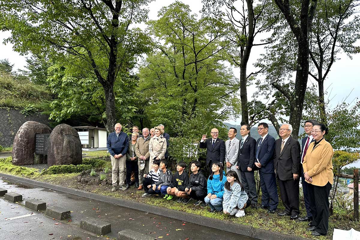 鉄の歴史館駐車場の一角にある「ディーニュ・レ・バン市の丘」